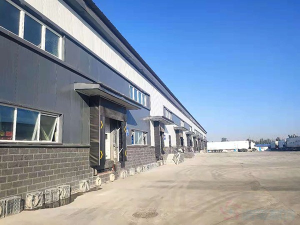 大型冷庫工程庫體保溫板及制冷設(shè)備安裝現(xiàn)場